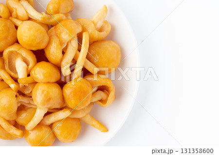 お皿に載せた大粒のなめこのクローズアップ 131358600