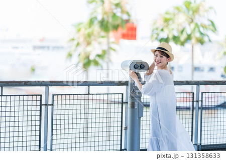 旅行を楽しむ若い女性 131358633