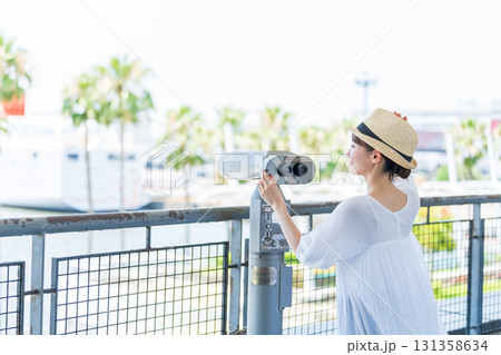 旅行を楽しむ若い女性 旅行を楽しむ若い女性 131358634