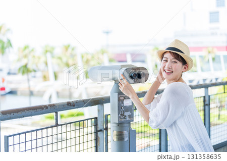 旅行を楽しむ若い女性 旅行を楽しむ若い女性 131358635