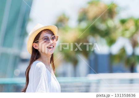 旅行を楽しむ若い女性 旅行を楽しむ若い女性 131358636