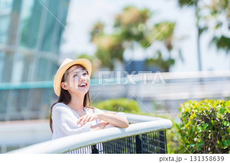 旅行を楽しむ若い女性 131358639