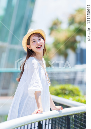 旅行を楽しむ若い女性 旅行を楽しむ若い女性 131358641