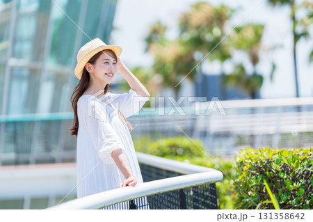 旅行を楽しむ若い女性 131358642