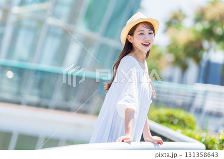 旅行を楽しむ若い女性 旅行を楽しむ若い女性 131358643