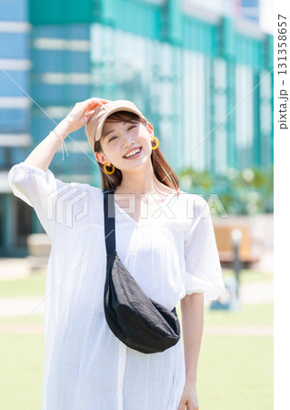 笑顔の若い女性 131358657
