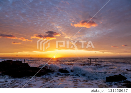朝焼けに染まる神磯の鳥居における夜明け【茨城県大洗海岸】 131358687