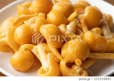 お皿に載せた大粒のなめこのクローズアップ 131358881