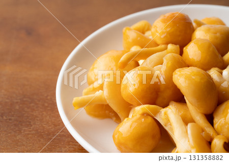 お皿に載せた大粒のなめこのクローズアップ 131358882