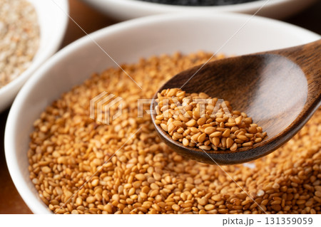 スプーンに載せた金ごま（生ごま）のクローズアップ 131359059