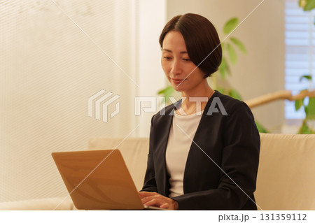 夜パソコンで仕事するスーツの女性 131359112