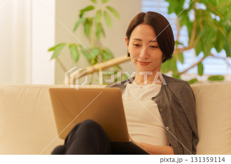 夜パソコンで仕事をする女性 131359114