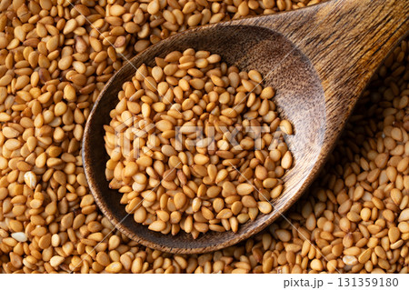 スプーンに載せた金ごま（生ごま）のクローズアップ 131359180