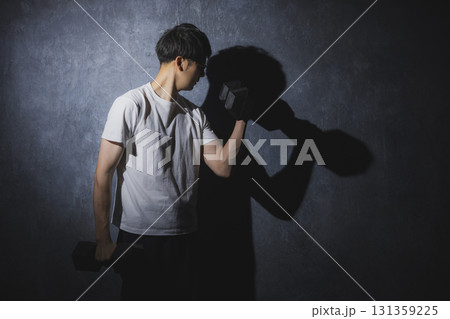 ダンベルで筋トレする男性 131359225