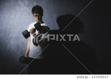 ダンベルで筋トレする男性 ダンベルで筋トレする男性 131359227