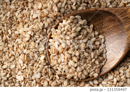 スプーンに載せた白ごま(生ごま)のクローズアップ スプーンに載せた白ごま(生ごま)のクローズアップ 131359497