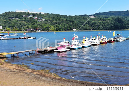 山梨県　山中湖とスワンボートと周辺街並み 131359514