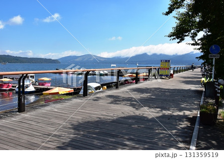 山梨県　山中湖畔のウッドデッキ遊歩道と貸しボート 131359519
