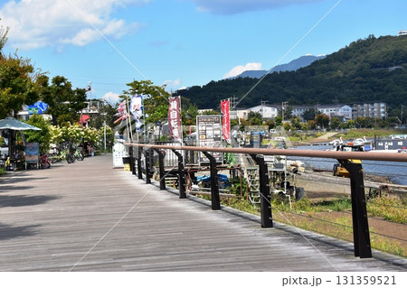 山梨県　山中湖畔のウッドデッキ遊歩道と周辺街並み 131359521