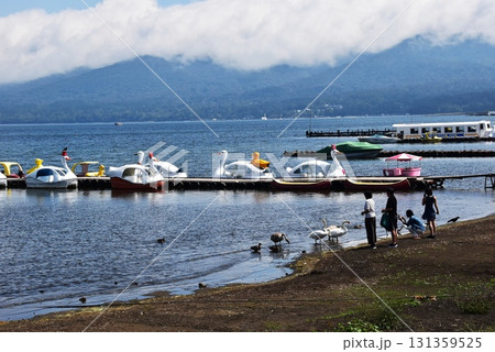 山梨県 山中湖と貸しボートと湖岸で白鳥に餌を与える人々 山梨県 山中湖と貸しボートと湖岸で白鳥に餌を与える人々 131359525