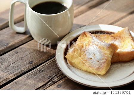 食パンを使ったフワとろフレンチトーストとブラックコーヒー 131359701