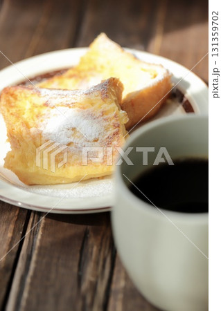 食パンを使ったフワとろフレンチトーストとブラックコーヒー 131359702