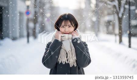 冬の雪景色と女性のポートレート 131359745