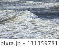 荒波が打ち寄せる波 131359781