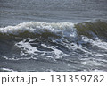 荒波の打ち寄せる波 131359782