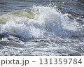 荒波の打ち寄せる波 131359784