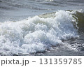 荒波の打ち寄せる波 131359785