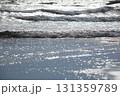 荒波の打ち寄せる波 131359789