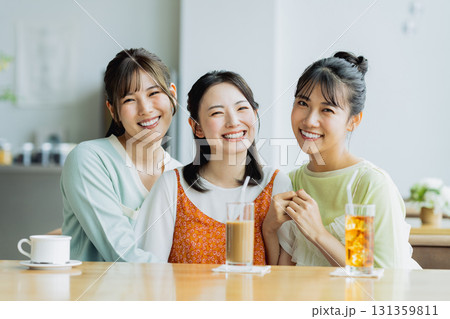 カフェで女子会をする若い女性 カフェで女子会をする若い女性 131359811