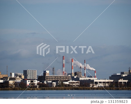 工場の煙突とけむり	 131359823