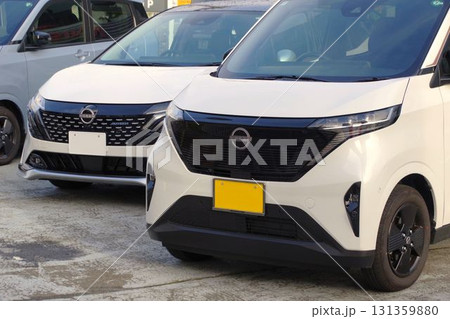 自動車イメージ　販売店に並ぶ日産車 131359880