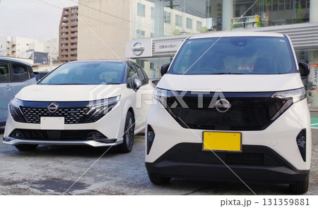 自動車イメージ　販売店に並ぶ日産車 131359881