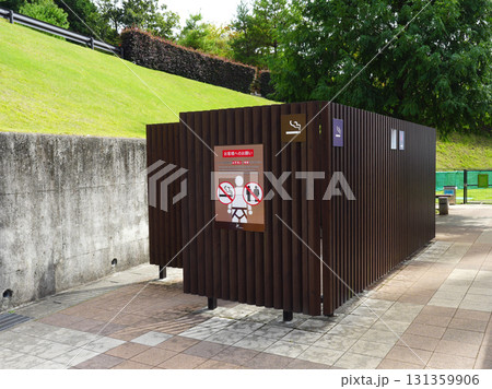 屋外の喫煙所 131359906