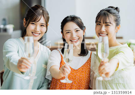 レストランで乾杯する若い女性 レストランで乾杯する若い女性 131359914