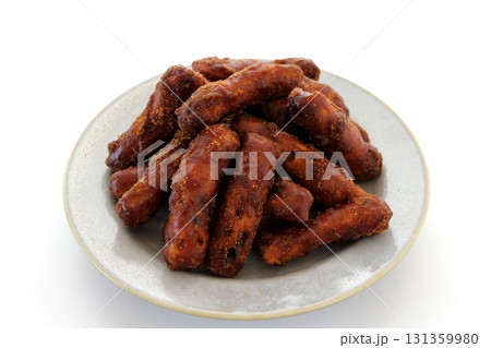 白背景の皿に盛った黒糖かりんとう(黒かりんとう) 白背景の皿に盛った黒糖かりんとう(黒かりんとう) 131359980