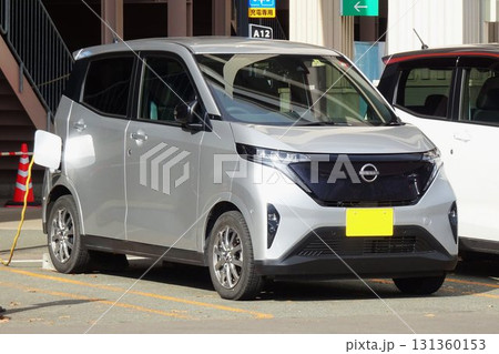 自動車イメージ　日産サクラを充電スポットで充電中 131360153