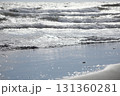 波打ち際の砂浜に打ち寄せる波 131360281