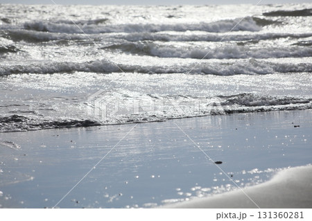 波打ち際の砂浜に打ち寄せる波 波打ち際の砂浜に打ち寄せる波 131360281