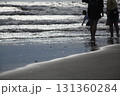 波打ち際で遊ぶ人のシルエット 131360284
