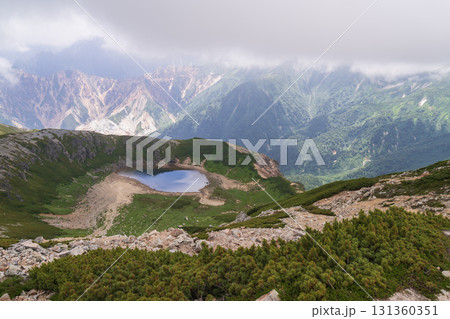 雲に覆われる穂高連峰 131360351