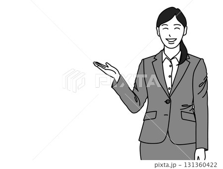 案内するポーズのスーツ姿の女性OL 上半身正面 モノクロ 131360422