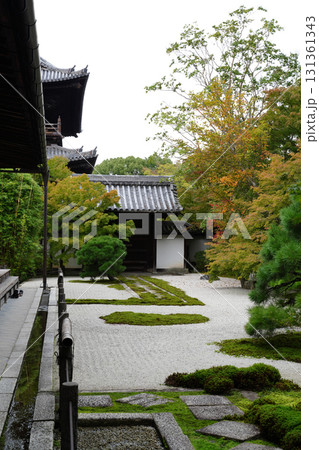 秋の気配が感じられる京都の寺院の庭園 秋の気配が感じられる京都の寺院の庭園 131361343