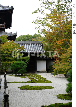 秋の気配が感じられる京都の寺院の庭園 131361344