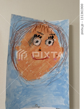 子どもが描いたお母さんの絵（クレヨンと絵の具） 131361900