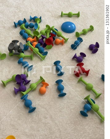 カラフルな吸盤ブロックのおもちゃ カラフルな吸盤ブロックのおもちゃ 131361902