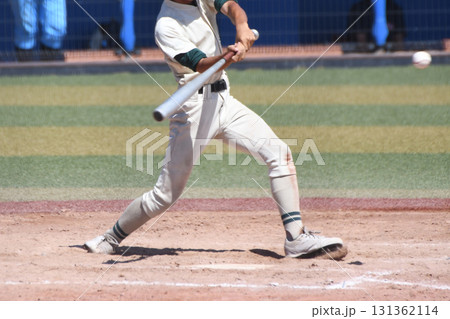 ボールを打つバッター 131362114
